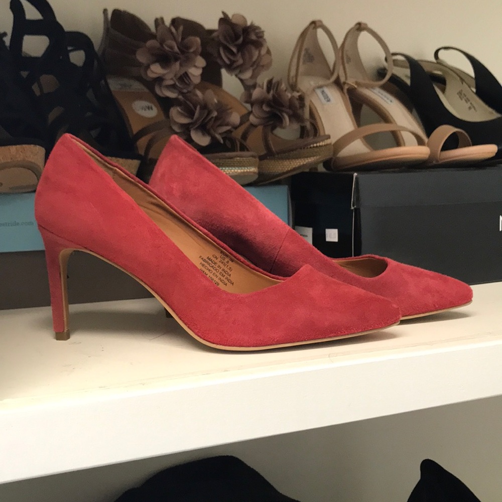 Red suede heels 👠